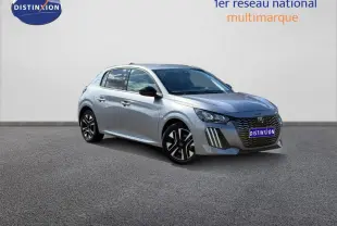Peugeot 208 gris Artense vue 3/4 avant droit, avec jantes alu et calandre noire distinctive.