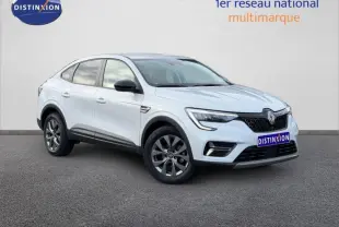 Renault Arkana blanc en 3/4 avant droit, SUV hybride avec calandre noire et jantes gris foncé.