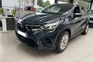 Mitsubishi ASX 2023 Steel Gray métallisé en 3/4 avant droit, SUV hybride essence avec calandre noire et jantes argentées.