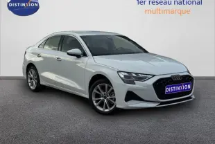 Audi A3 Sportback blanc vue 3/4 avant droit, calandre noire et jantes alliage visibles.