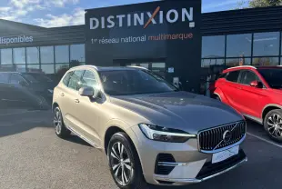 Volvo XC60 T6 Recharge argent crépuscule métal en 3/4 avant, avec calandre verticale et jantes alliage 18 pouces.