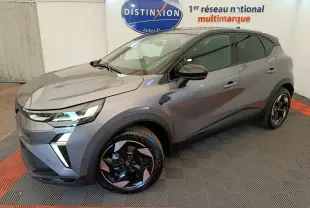 Renault Captur Techno Eco-G 2025 gris foncé vu en 3/4 avant droit avec jantes noires et LED distinctives.