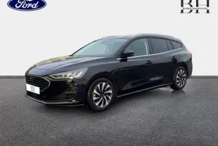 Ford Focus SW 2024 noir Agate métallisé vue 3/4 avant avec calandre chromée et jantes alliage bicolores.