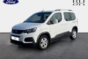 Peugeot Rifter blanc vue 3/4 avant droit avec barres de toit et protections noires sur bas de caisse.