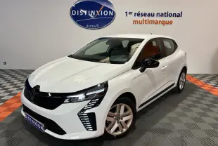 Renault Clio V blanc vue 3/4 avant droit en showroom avec feux LED et rétroviseurs noirs.