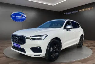 Volvo XC60 D4 R-Design blanc en 3/4 avant droit avec jantes noires et calandre distinctive noire.