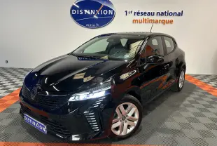 Renault Clio V noire vue en 3/4 avant droit, phares LED allumés, sur sol damier gris et orange en showroom.