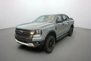 Ford Ranger gris commandeur en 3/4 avant droit avec arceaux noirs et marchepieds visibles sur fond neutre.