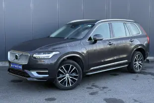 Volvo XC90 T8 hybride gris Platinium en 3/4 avant droit avec jantes alliage et calandre chromée.