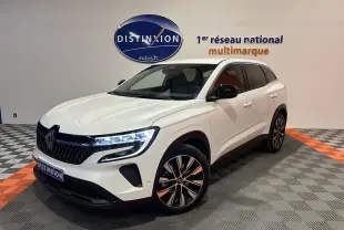 Renault Austral blanc nacré en 3/4 avant droit, avec phares LED allumés et jantes alliage distinctives.