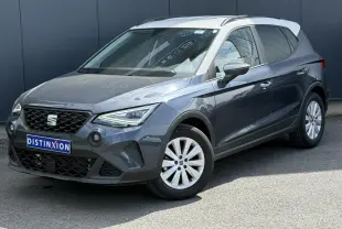 SEAT Arona TSI 115 Style 2025 en 3/4 avant droit, gris magnétique avec toit blanc contrasté et jantes alliage.