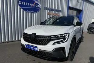 Renault Austral Hybrid blanc nacré avec toit noir, vue 3/4 avant droit, calandre noire et phares LED distinctifs.