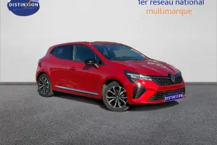 Renault Clio 2025 rouge vue 3/4 avant avec jantes alliage et calandre noire chromée.