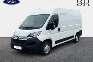 Fourgon Citroën Jumper blanc banquise vu en 3/4 avant droit, avec pare-chocs noir et porte latérale droite visible.