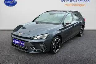 Vue 3/4 avant droit d'une CUPRA LEON ST gris magnétique avec jantes alliage et feux LED allumés.