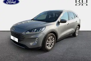 Ford Kuga gris Solar métallisé vu en 3/4 avant droit avec calandre large et jantes alliage.