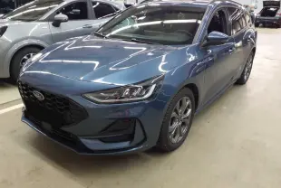 Ford Focus SW EcoBoost MHEV 125 ST Line X bleu azur vue 3/4 avant avec calandre noire et jantes alliage 17 pouces.