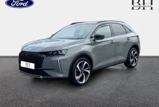 SUV DS7 BlueHDi 130ch Opera gris laqué vu en 3/4 avant droit, avec calandre noire et jantes 20 pouces distinctives.
