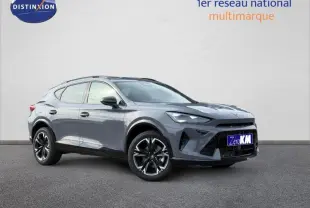 Vue 3/4 avant droite du CUPRA Formentor 2.0 TDI 150ch en gris Graphène personnalisé avec jantes noires distinctives.