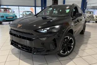 CUPRA Formentor noir Night en 3/4 avant droit, avec jantes alliage noires et logo cuivré sur calandre.