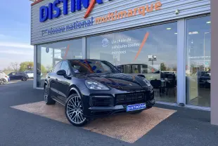 Vue 3/4 avant gauche d’un Porsche Cayenne Coupé E-Hybrid noir, avec jantes alu 22 pouces et calandre sportive.
