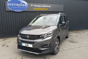 Peugeot Rifter gris platinium en vue 3/4 avant droit, avec calandre noire et jantes alliage distinctives.