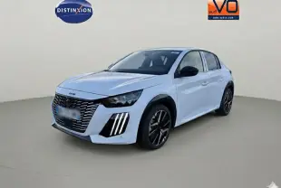 Peugeot 208 Hybrid blanc vue 3/4 avant droit avec calandre noire et jantes alliage 17 pouces.