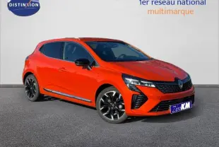 Renault Clio 2025 orange Valencia vue 3/4 avant droit avec jantes noires et détails noirs contrastants.