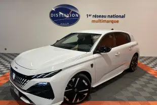 Peugeot 308 III Ph.2 Hybrid blanc Okenite vue 3/4 avant droit en intérieur avec jantes noires distinctives.