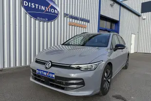 Vue de profil côté gauche d'une Volkswagen Golf SW gris lunaire 2025, avec jantes modernes et vitres teintées.