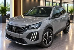 Peugeot 2008 2025 gris sellenium en 3/4 avant droit, avec calandre noire et feux LED verticaux distinctifs.