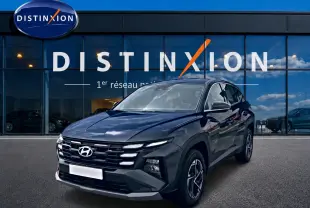 Hyundai Tucson 2026 gris ecotronique en 3/4 avant, avec calandre noire et jantes alliage distinctives.