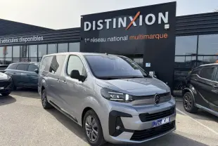 Vue 3/4 avant du Citroën Jumpy gris acier métal avec jantes alliage 17'' et calandre noire distinctive.