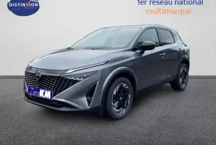 Nissan Qashqai gris 3/4 avant droit avec calandre noire et jantes aluminium au design moderne.