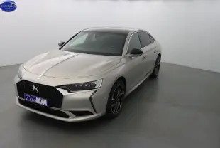 DS9 hybride rechargeable 2022 en Crystal Pearl Nacré Metal, vue 3/4 avant droit avec calandre noire distinctive.