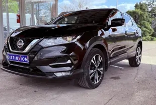 Nissan Qashqai noir vu en 3/4 avant droit, mettant en valeur ses jantes alliage et sa calandre chromée.