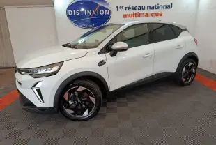 Renault Captur Techno E-Tech blanc vu de profil côté gauche, avec jantes noires et détails noirs contrastants.