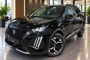 Peugeot 2008 noir perla en 3/4 avant droit, avec calandre imposante et feux LED verticaux distinctifs.