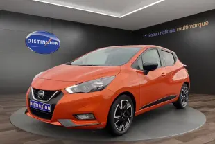 Nissan Micra 2022 orange Energy en 3/4 avant droit, avec jantes alliage noires et détails chromés.