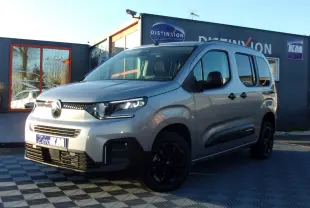 Vue 3/4 avant droite du Citroën Berlingo gris Artense 2025 avec jantes noires et calandre distinctive.
