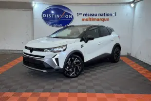 Renault Captur Esprit Alpine E-Tech blanc vu en 3/4 avant droit avec toit noir et jantes noires distinctives.