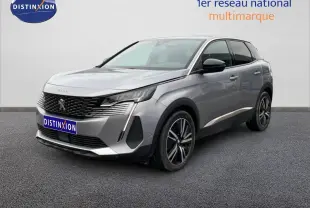 Peugeot 3008 hybride rechargeable gris Artense en 3/4 avant droit, avec jantes alliage et calandre noire distinctive.