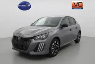 Peugeot 208 Hybrid gris en 3/4 avant droit, avec calandre noire et jantes alliage 16 pouces distinctives.