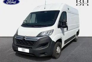 Vue 3/4 avant droite d'un utilitaire Citroën Jumper blanc Banquise avec pare-chocs noirs et double portes arrière.