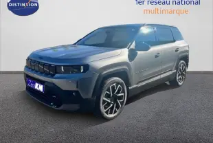 Jeep Compass MHEV 145ch Summit gris Yosemite métal avec toit noir, vue 3/4 avant droit sur fond neutre.