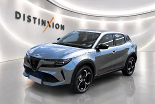 Vue 3/4 avant droite de l'Alfa Romeo Junior 1.2 hybride gris avec jantes alliage et phares matrix LED.