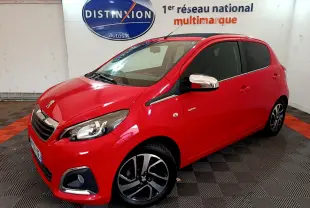 PEUGEOT 108 rouge vue 3/4 avant droit avec rétroviseurs chromés et jantes alliage noires et argentées.