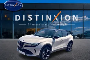 Vue 3/4 avant droite d'une Alfa Romeo Junior 1.2 hybride ivoire et noir, avec jantes alliage et toit noir contrasté.