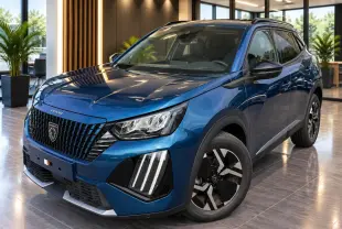 Peugeot 2008 bleu obsession en 3/4 avant droit, avec calandre noire et feux à griffes LED distinctifs.