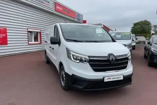 Renault Trafic Fourgon blanc Glacier vu en 3/4 avant droit, avec calandre noire et phares LED allumés.